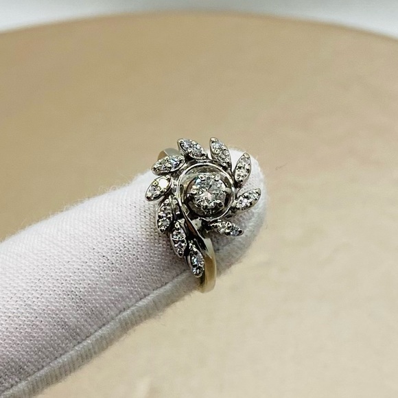 EUC Vintage Platinum Old European Cut Flower Ring w/ Round Diamond Accents - Picture 10 of 17